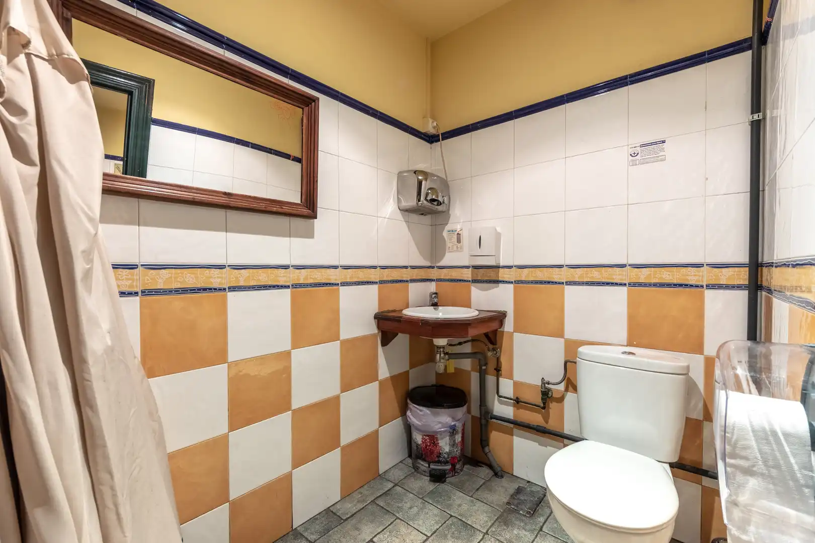 Baño de Local en venta en Bilbao  con Aire acondicionado, Calefacción y Amueblado