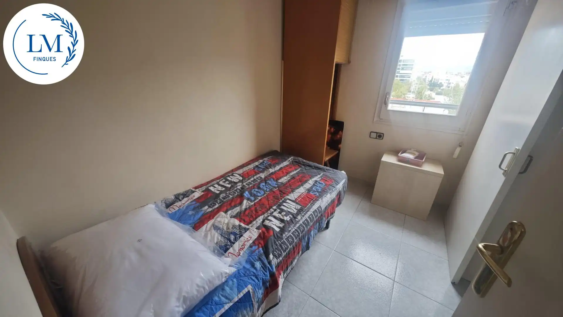 Schlafzimmer von Dachboden zur Miete in Vilanova i la Geltrú mit Klimaanlage, Terrasse und Möbliert