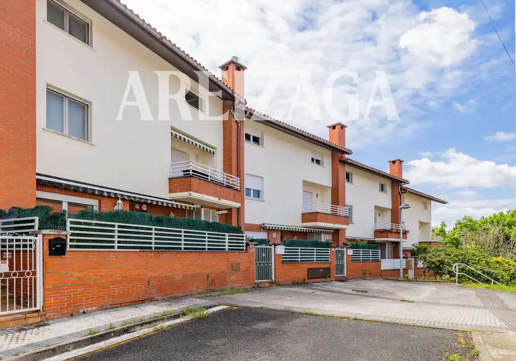 Vista exterior de Casa adosada en venda en Donostia - San Sebastián  amb Calefacció, Terrassa i Traster