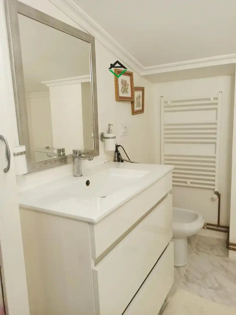 Baño de Ático en venta en Cangas  con Calefacción, Terraza y Amueblado