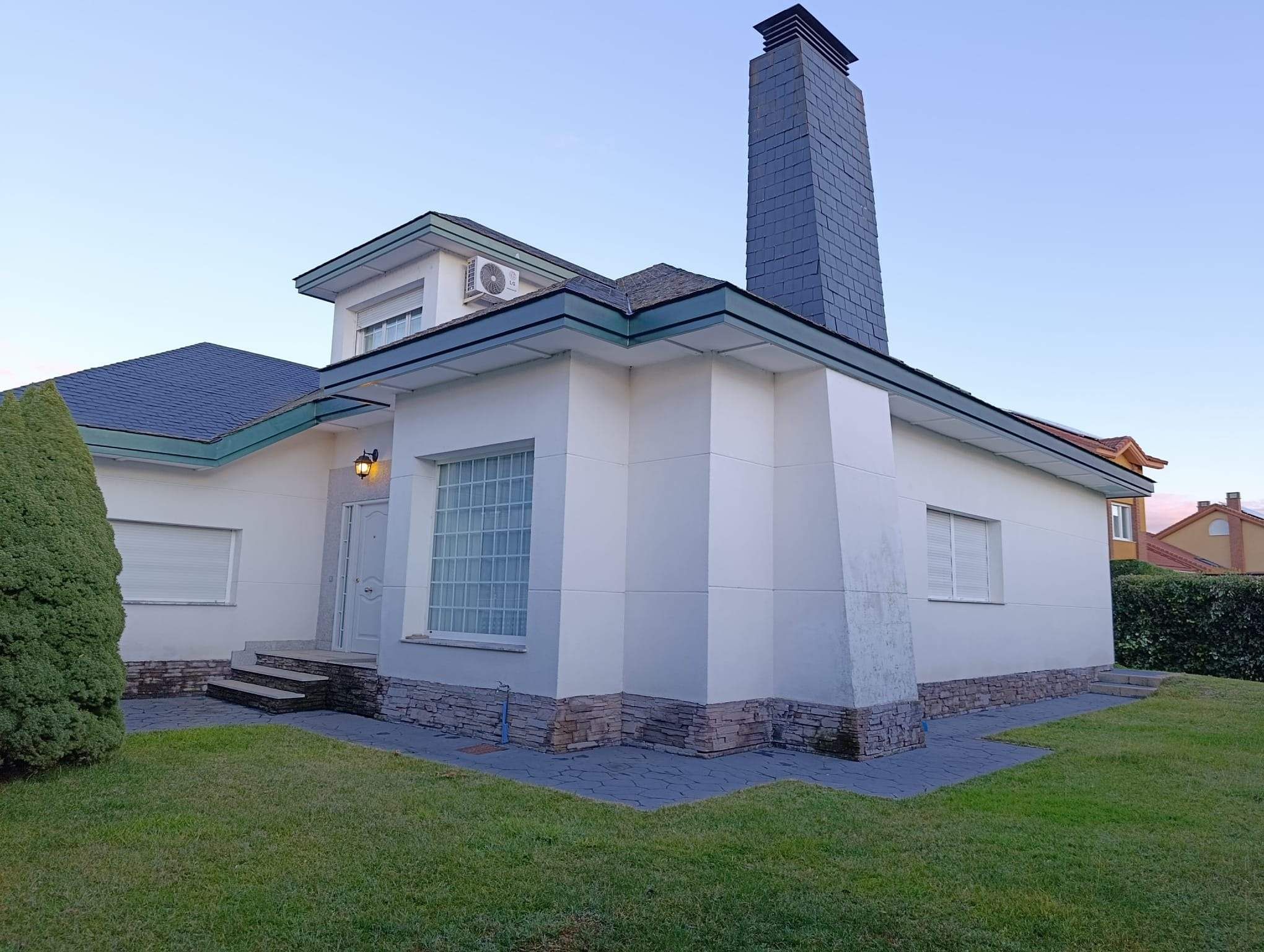Vista exterior de Casa o xalet en venda en León Capital  amb Aire condicionat i Calefacció