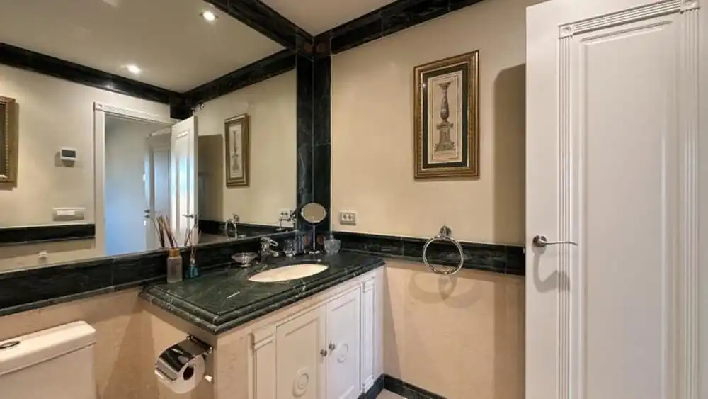 Bany de Apartament de lloguer en Estepona amb Aire condicionat, Terrassa i Piscina