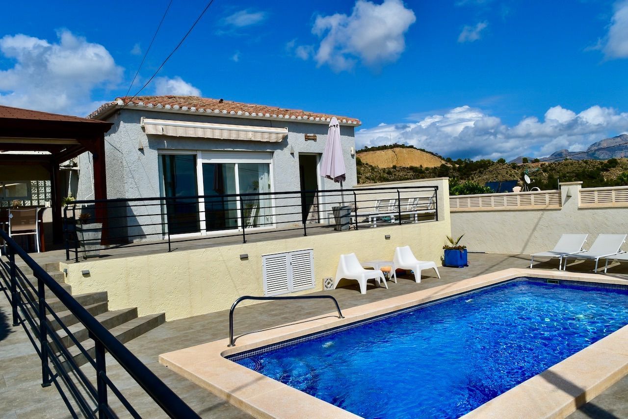 Vista exterior de Casa o xalet en venda en La Nucia amb Aire condicionat, Calefacció i Jardí privat