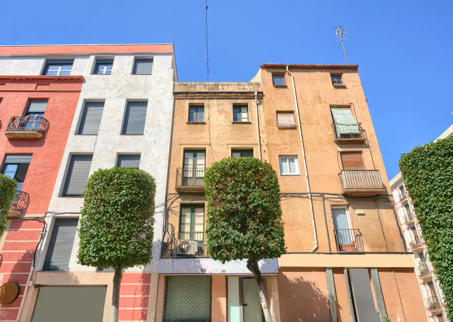 Vista exterior de Casa adosada en venda en Reus amb Terrassa i Balcó
