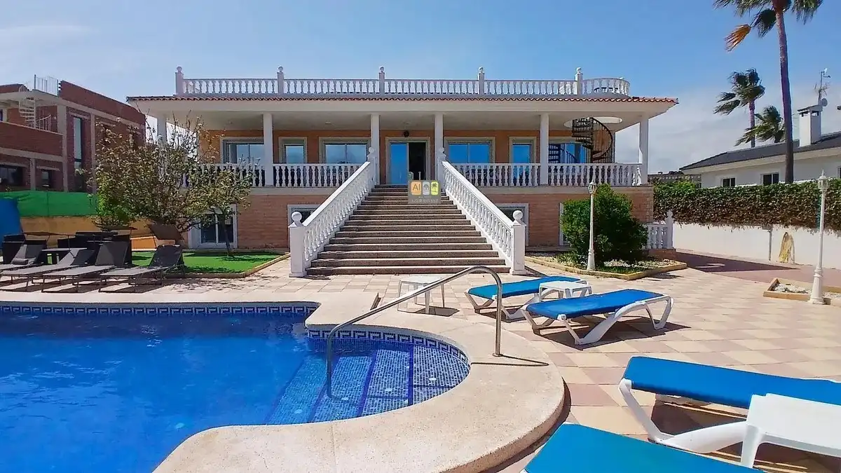 Villa avec piscine à vendre à Pueblo - Urbanizaciones