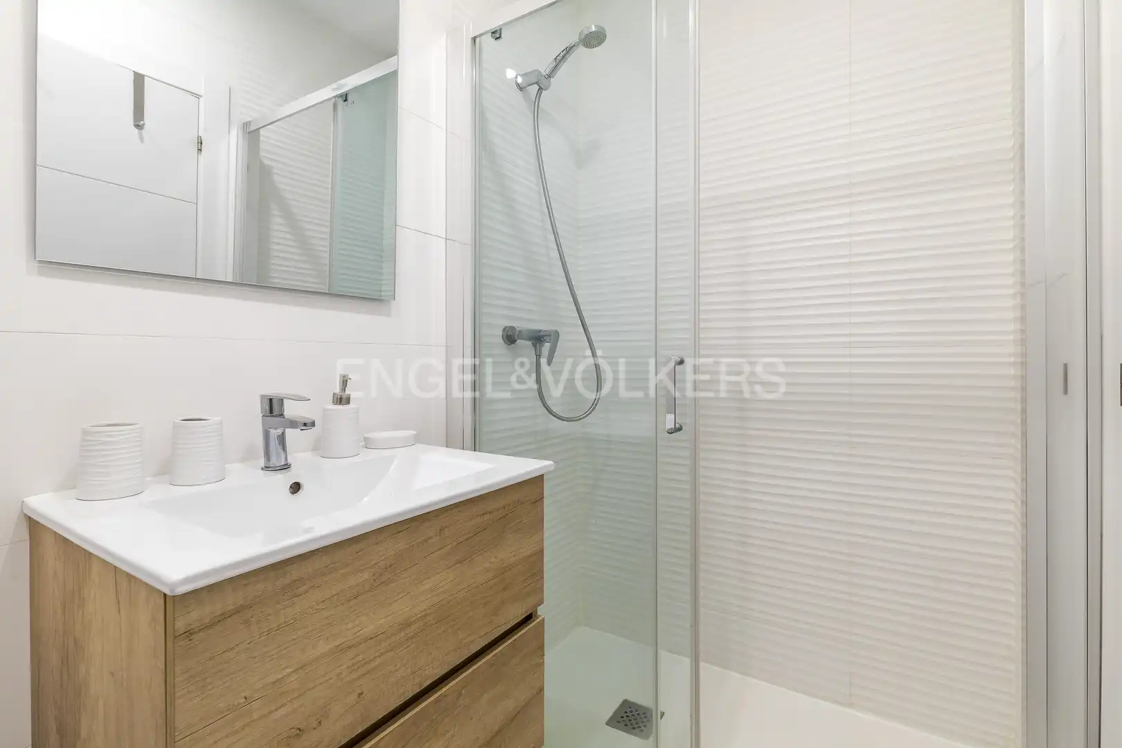 Bany de Apartament de lloguer en Madrid amb Aire condicionat, Calefacció i Moblat