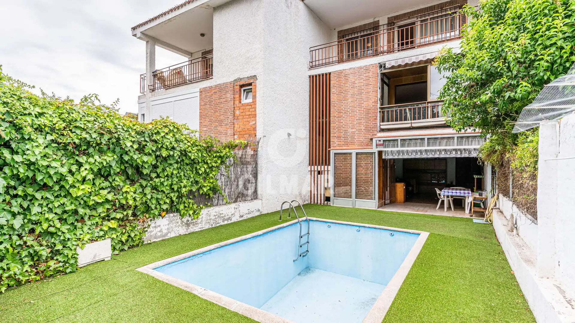 Exterior view of Single-family semi-detached for sale in Pozuelo de Alarcón  with Heating, Private garden and Swimming Pool