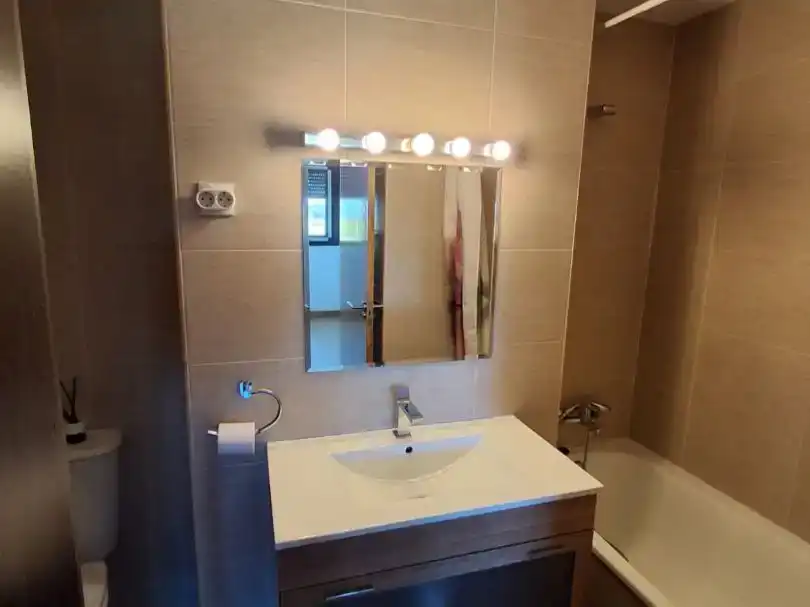 Bathroom of Flat for sale in  Madrid Capital  with Air Conditioner and Swimming Pool