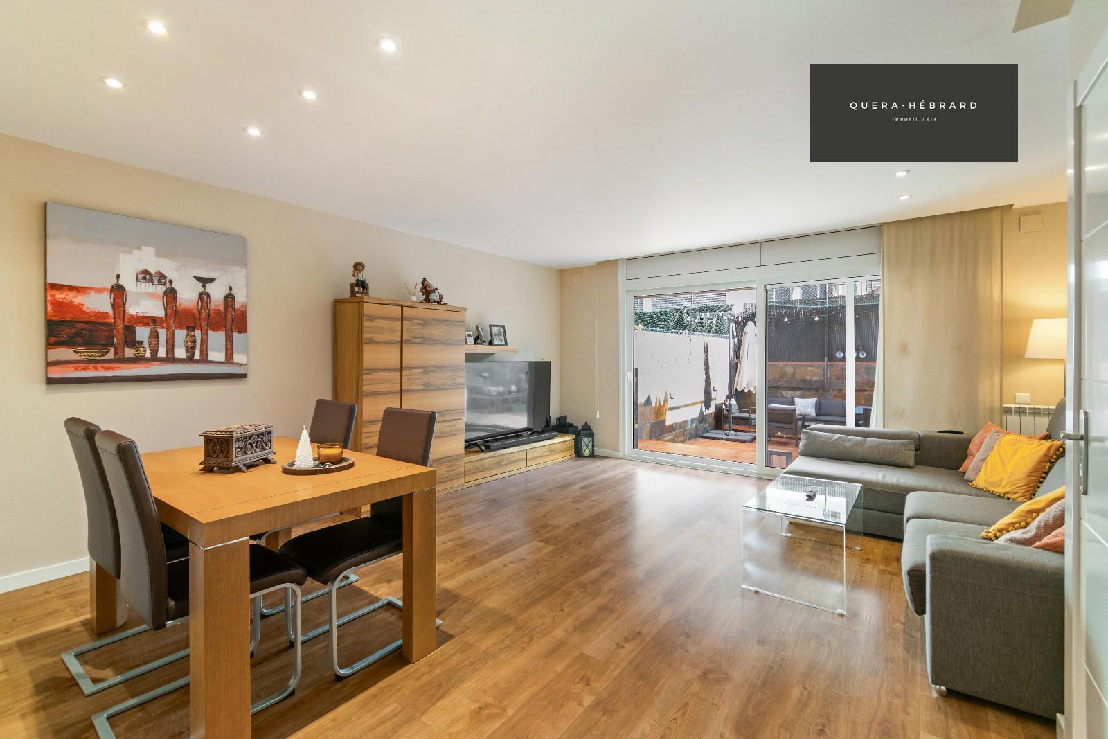 Sala d'estar de Casa adosada en venda en Rubí amb Aire condicionat, Calefacció i Parquet