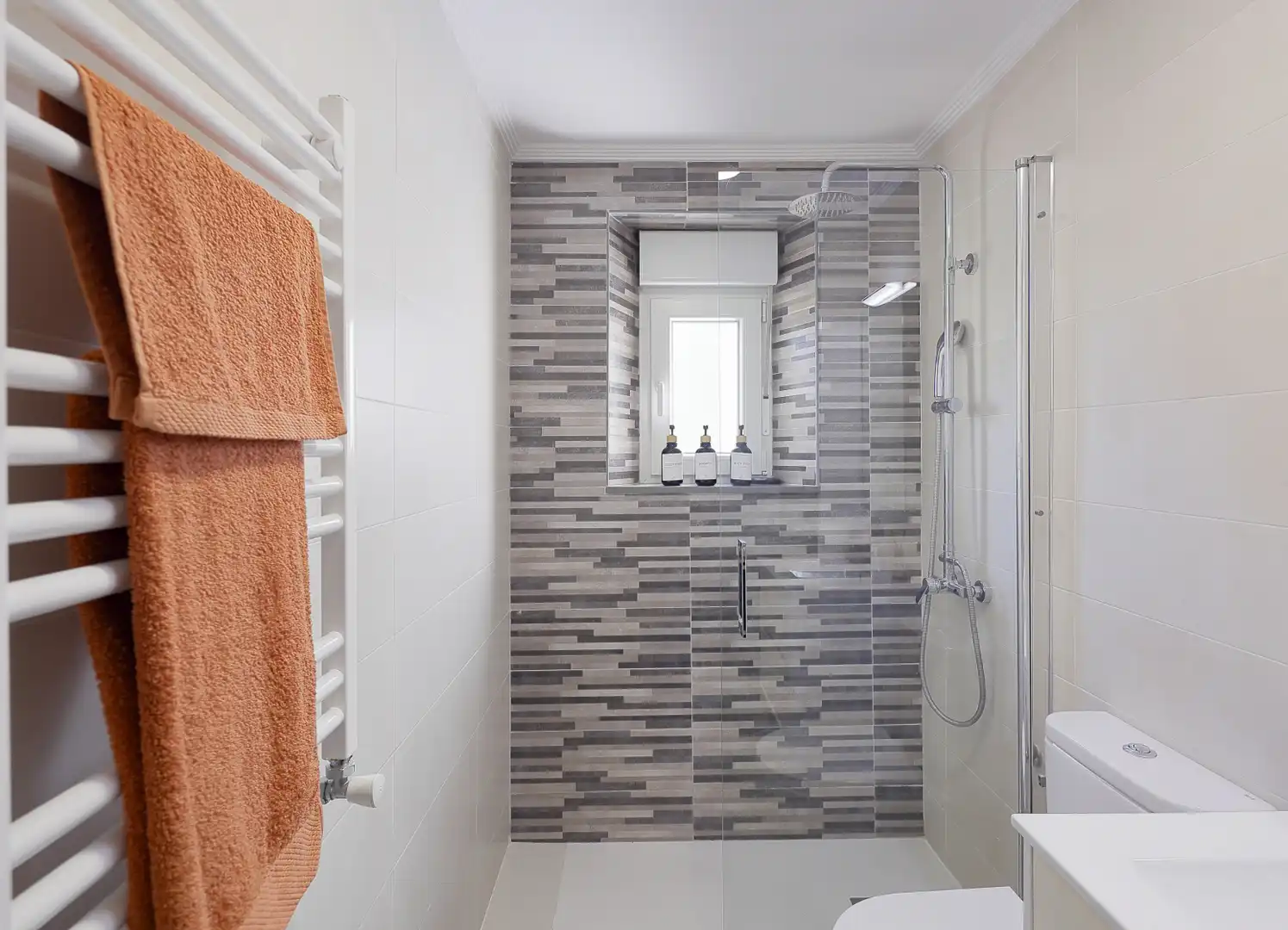 Bathroom of Flat for sale in Sur