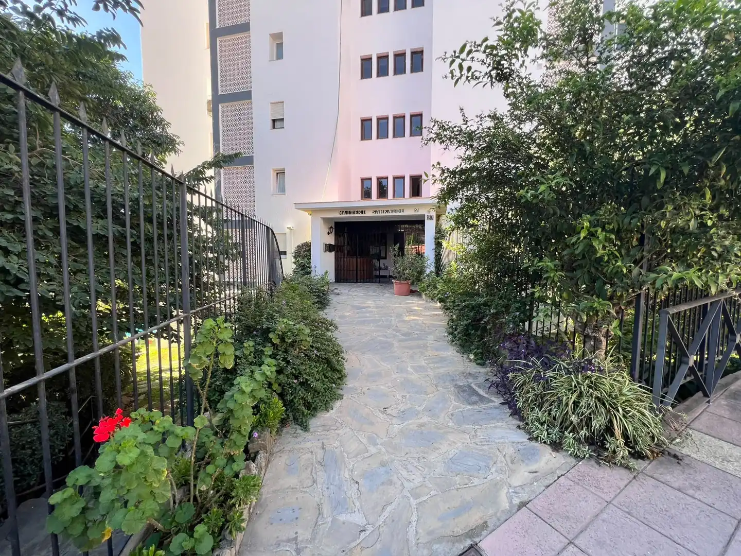 Vista exterior de Apartamento en venta en Estepona con Terraza, Piscina y Amueblado