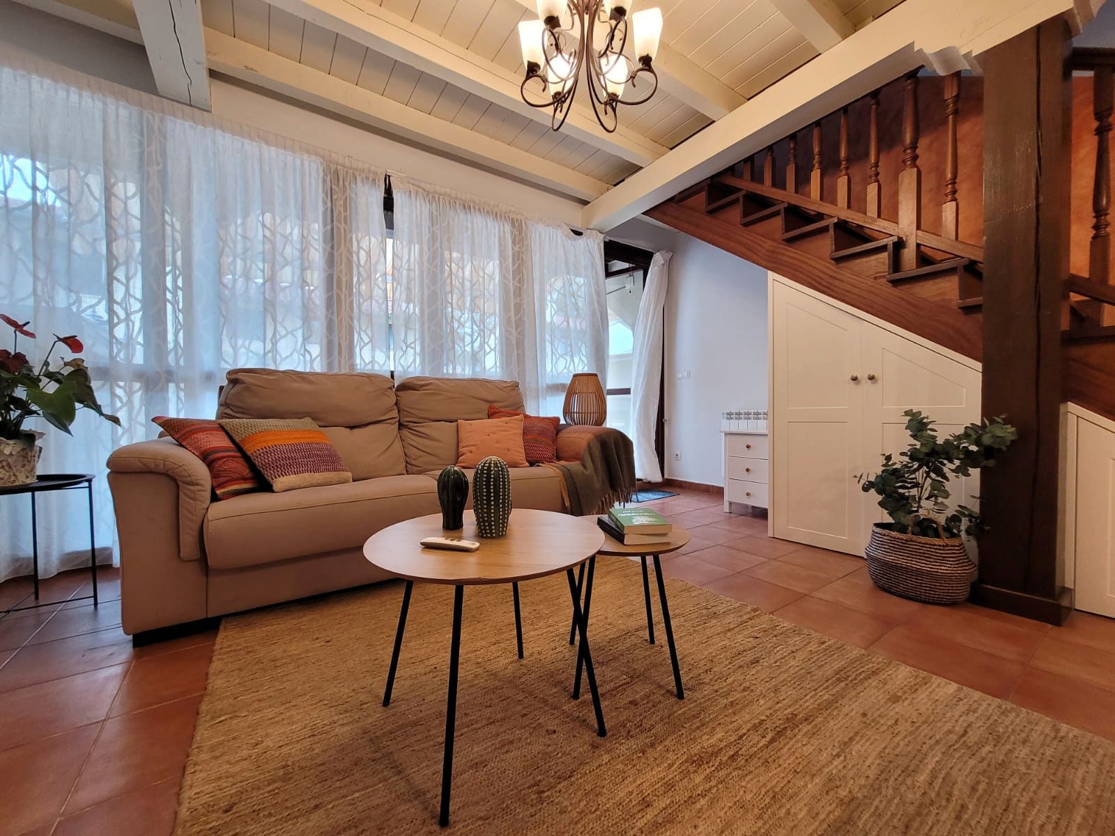 Sala d'estar de Casa adosada en venda en Entrambasaguas amb Calefacció, Jardí privat i Parquet