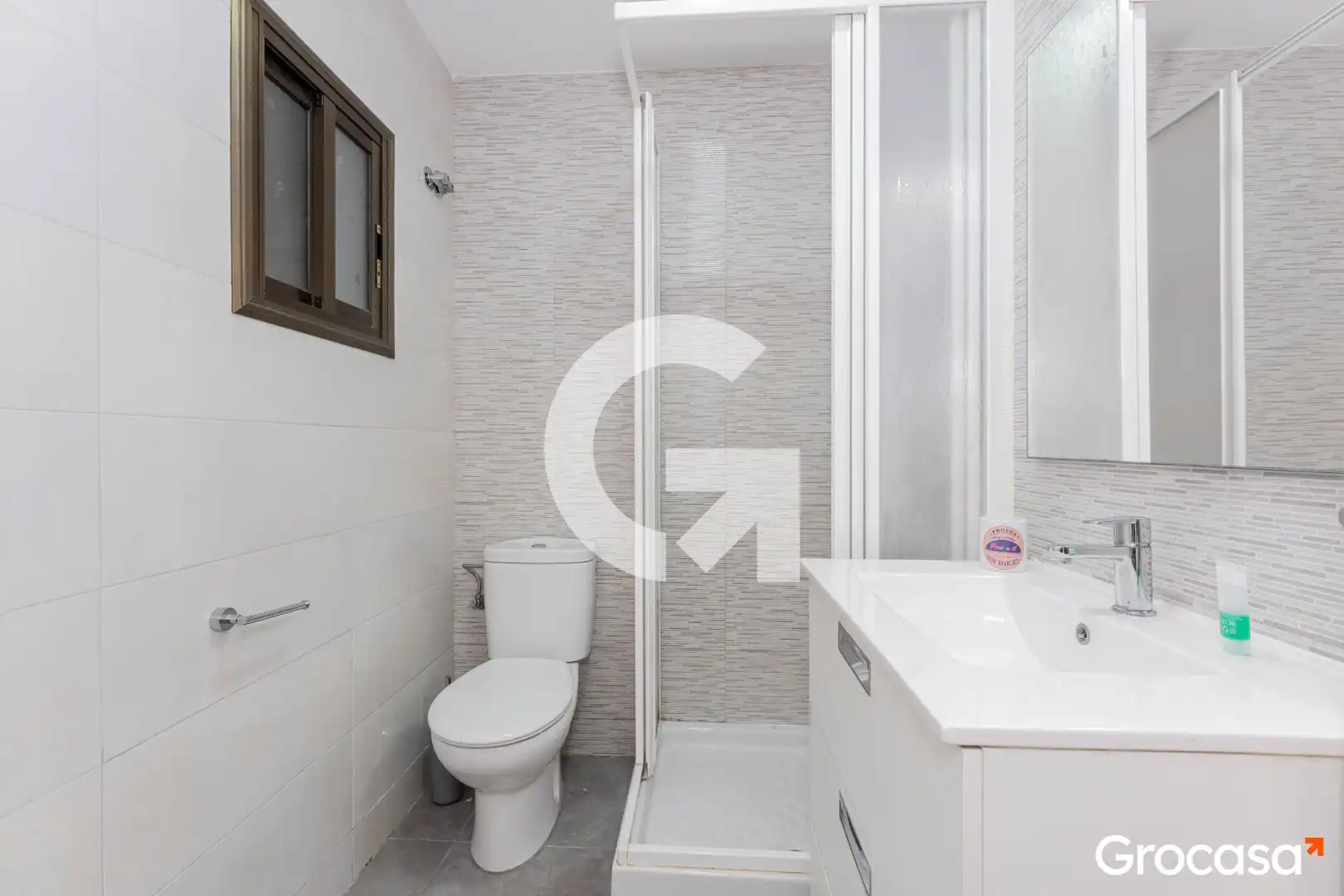 Bathroom of Flat for sale in Cornellà de Llobregat  with Air Conditioner and Oven