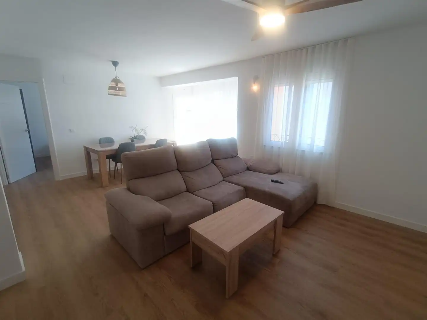 Wohnzimmer von Wohnung zur Miete in Santander mit Abstellraum, Möbliert und Balkon