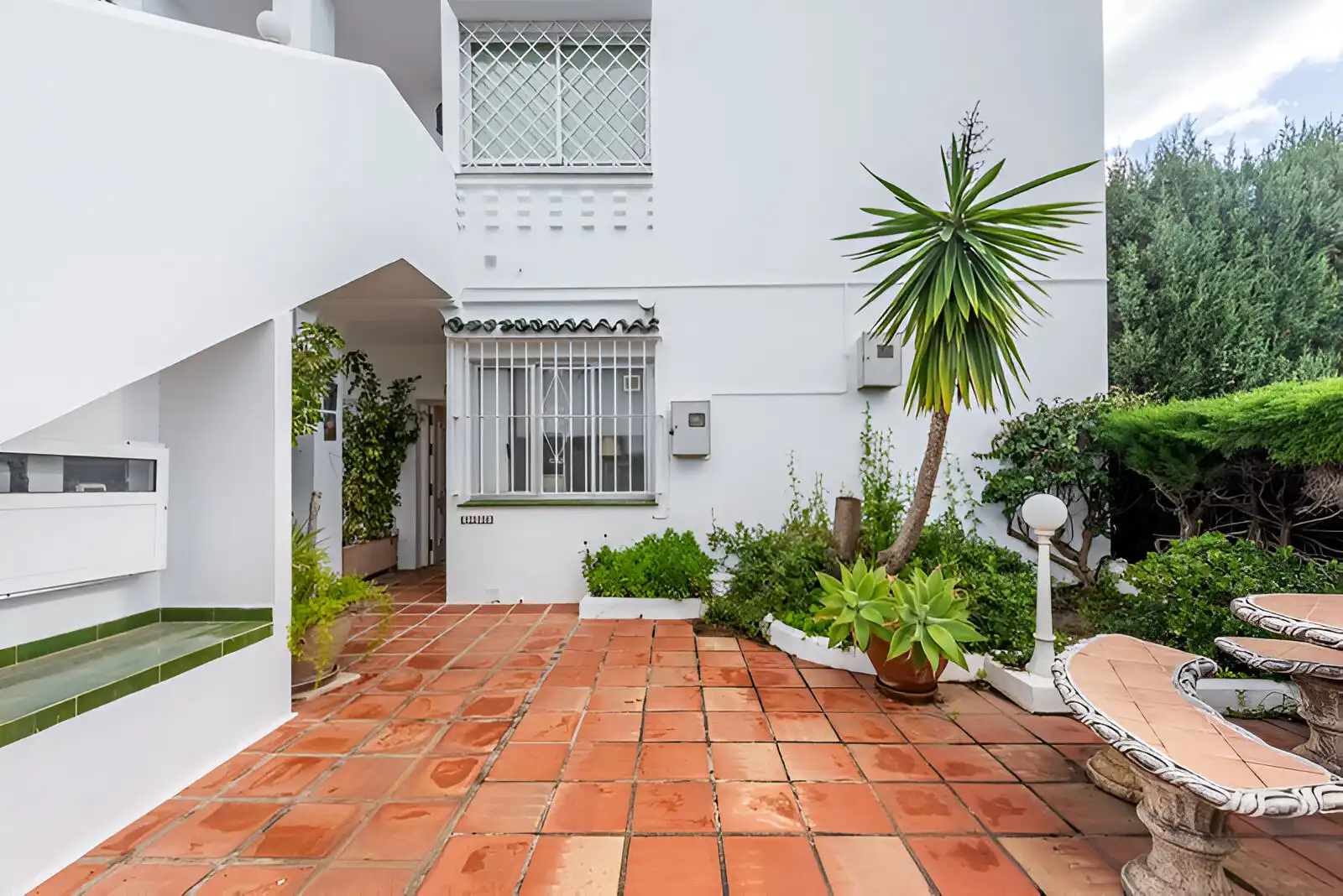 Vista exterior de Planta baja en venta en Marbella con Aire acondicionado, Terraza y Piscina