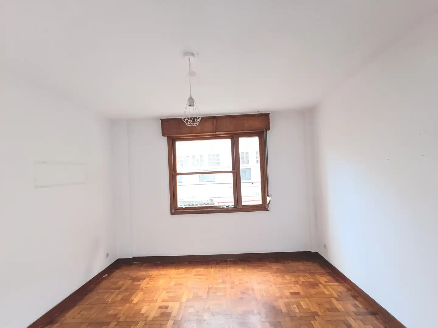 Dormitori de Pis en venda en Vigo  amb Parquet i Forn