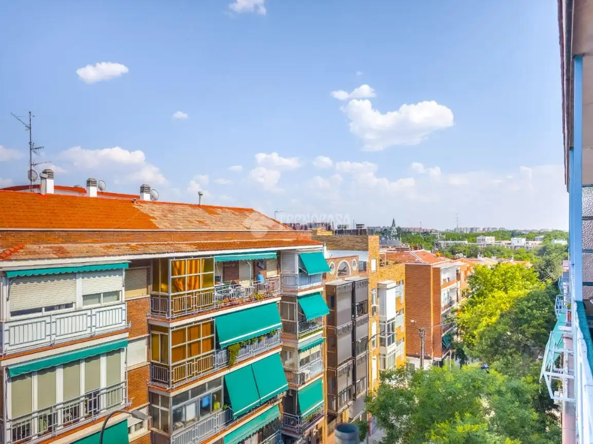 Vista exterior de Piso en venta en Madrid con Calefacción y Terraza