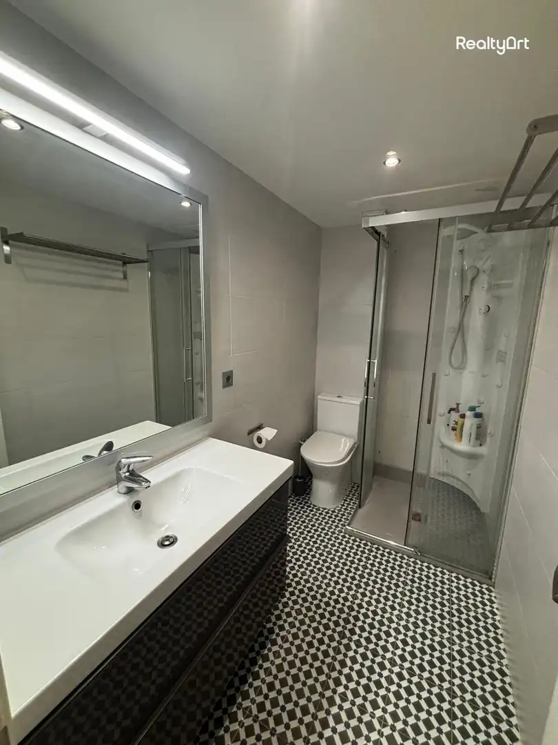Bathroom of Flat for sale in Sevilla  with Air Conditioner, Heating and Terrace