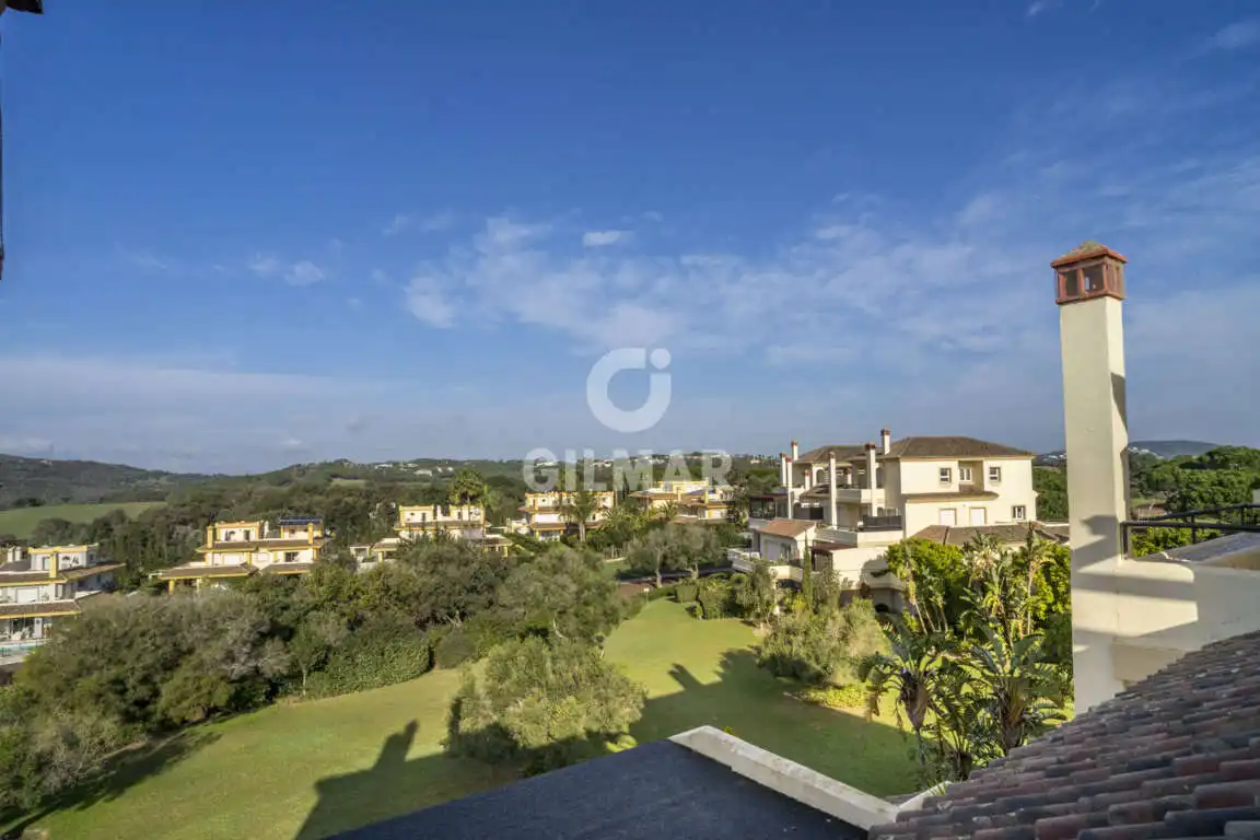 Außenansicht von Maisonette zum Verkauf in Sotogrande mit Heizung, Abstellraum und Schwimmbad
