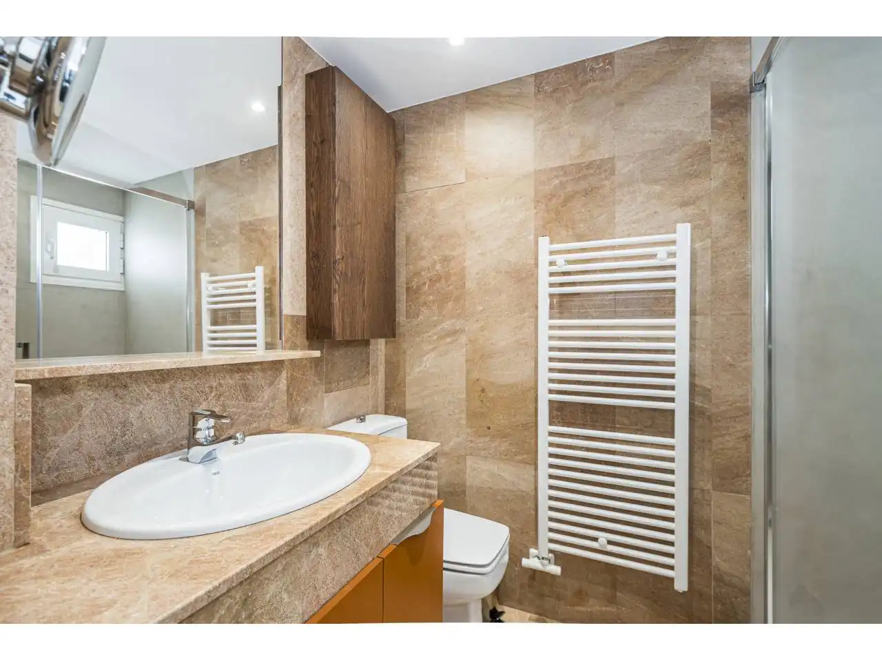 Badezimmer von Dachboden zum Verkauf in Sitges mit Klimaanlage, Heizung und Terrasse