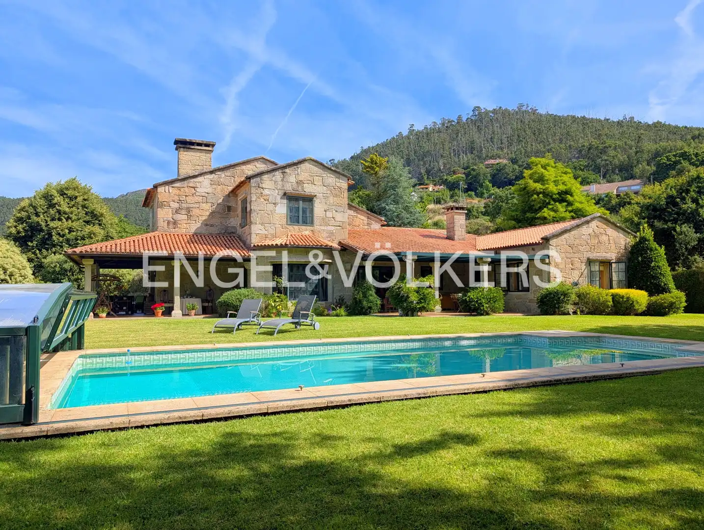 Vista exterior de Casa o xalet en venda en Nigrán amb Calefacció, Jardí privat i Terrassa