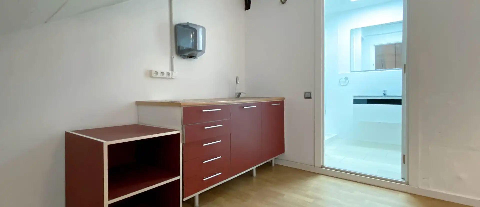Cocina de Oficina de alquiler en Barcelona con Aire acondicionado y Calefacción