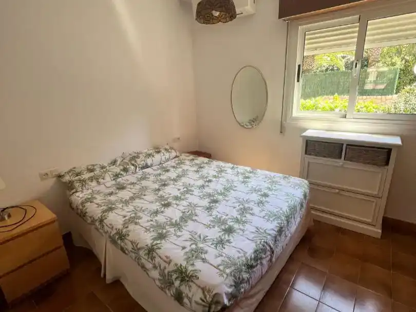 Schlafzimmer von Einfamilien-Reihenhaus zur Miete in Benidorm mit Klimaanlage, Privatgarten und Schwimmbad