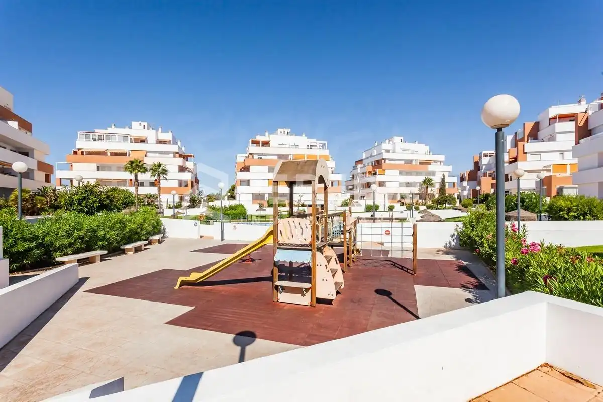 Außenansicht von Wohnung zum Verkauf in Roquetas de Mar mit Klimaanlage, Privatgarten und Terrasse