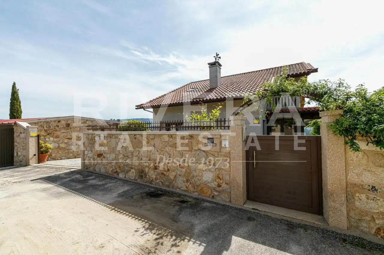 Vista exterior de Casa o chalet en venta en O Rosal   con Calefacción, Jardín privado y Terraza