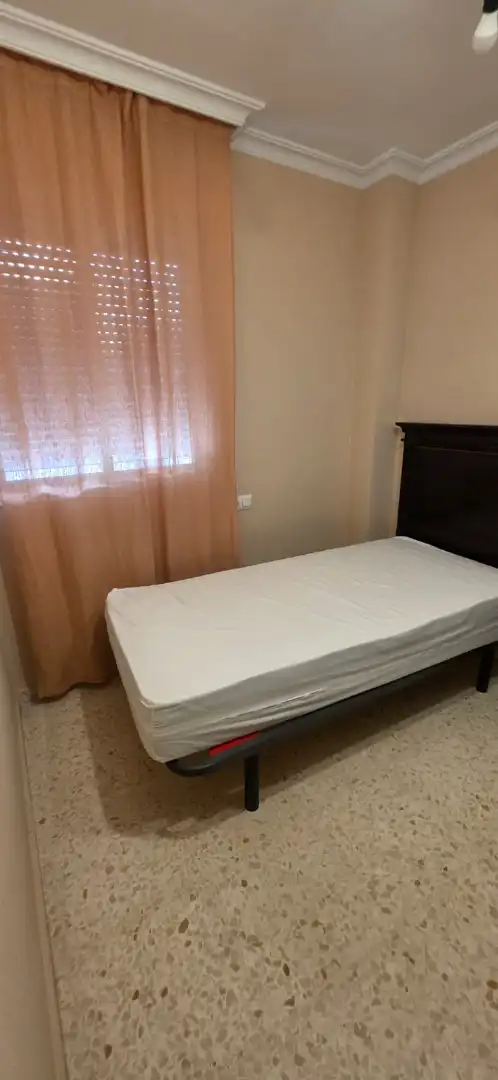 Dormitori de Pis de lloguer en Dos Hermanas amb Aire condicionat, Moblat i Forn