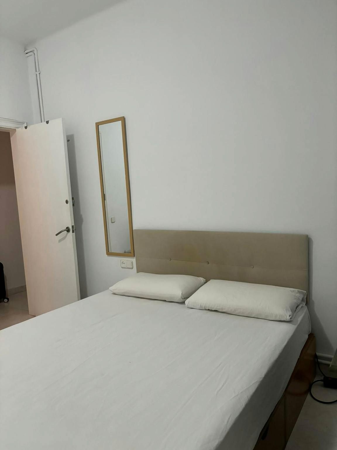 Bedroom of Flat to share in  Barcelona Capital  with Washing machine