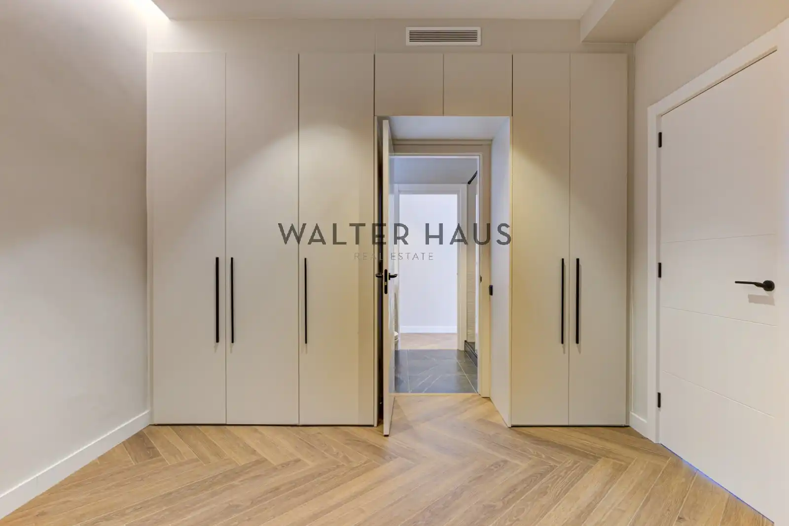 Flat for sale in Barcelona  with Air Conditioner, Heating and Oven