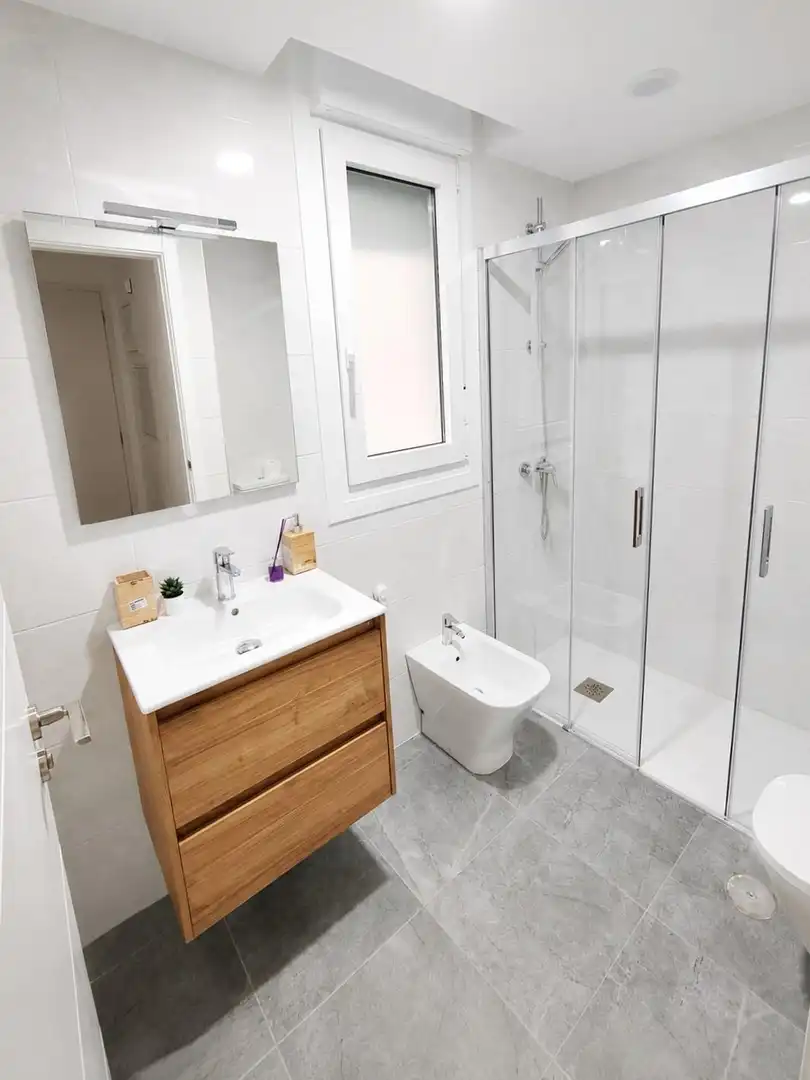 Bany de Apartament de lloguer en Oviedo  amb Calefacció, Traster i Moblat