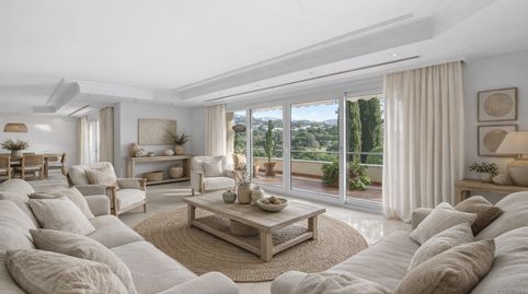 Villa en primera línea de golf con amplios espacios en Río Real, Marbella Este, image 5