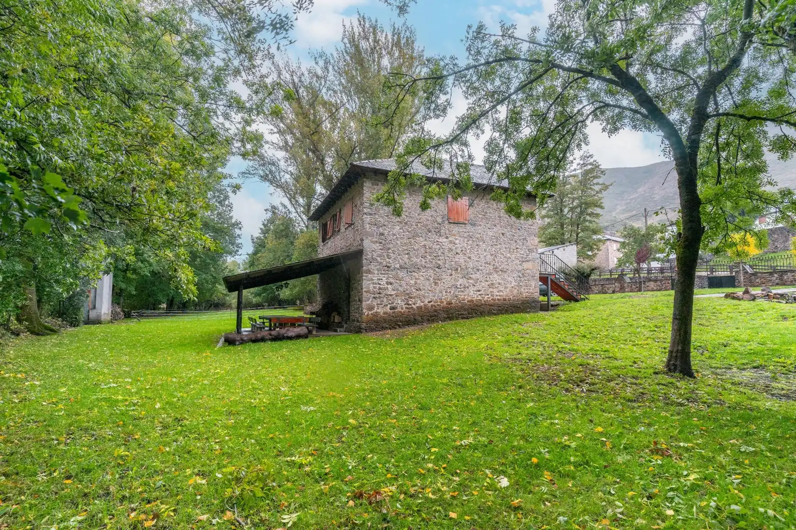 Vista exterior de Casa o chalet en venta en Cabrillanes con Calefacción, Jardín privado y Terraza
