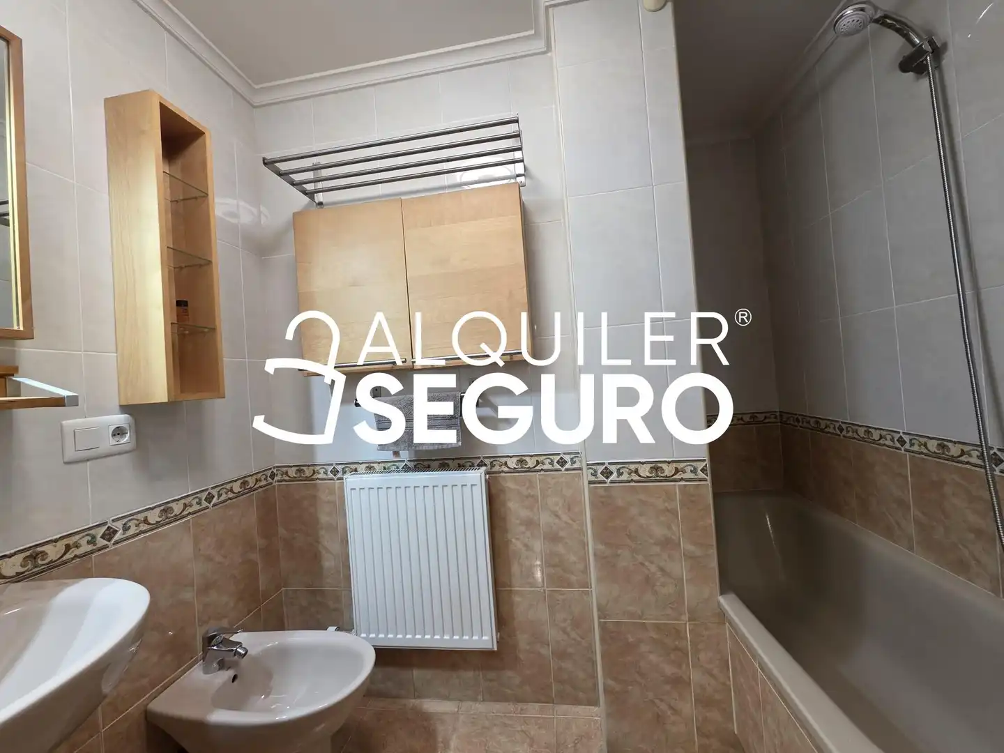 Baño de Piso de alquiler en Burgos con Calefacción, Terraza y Trastero