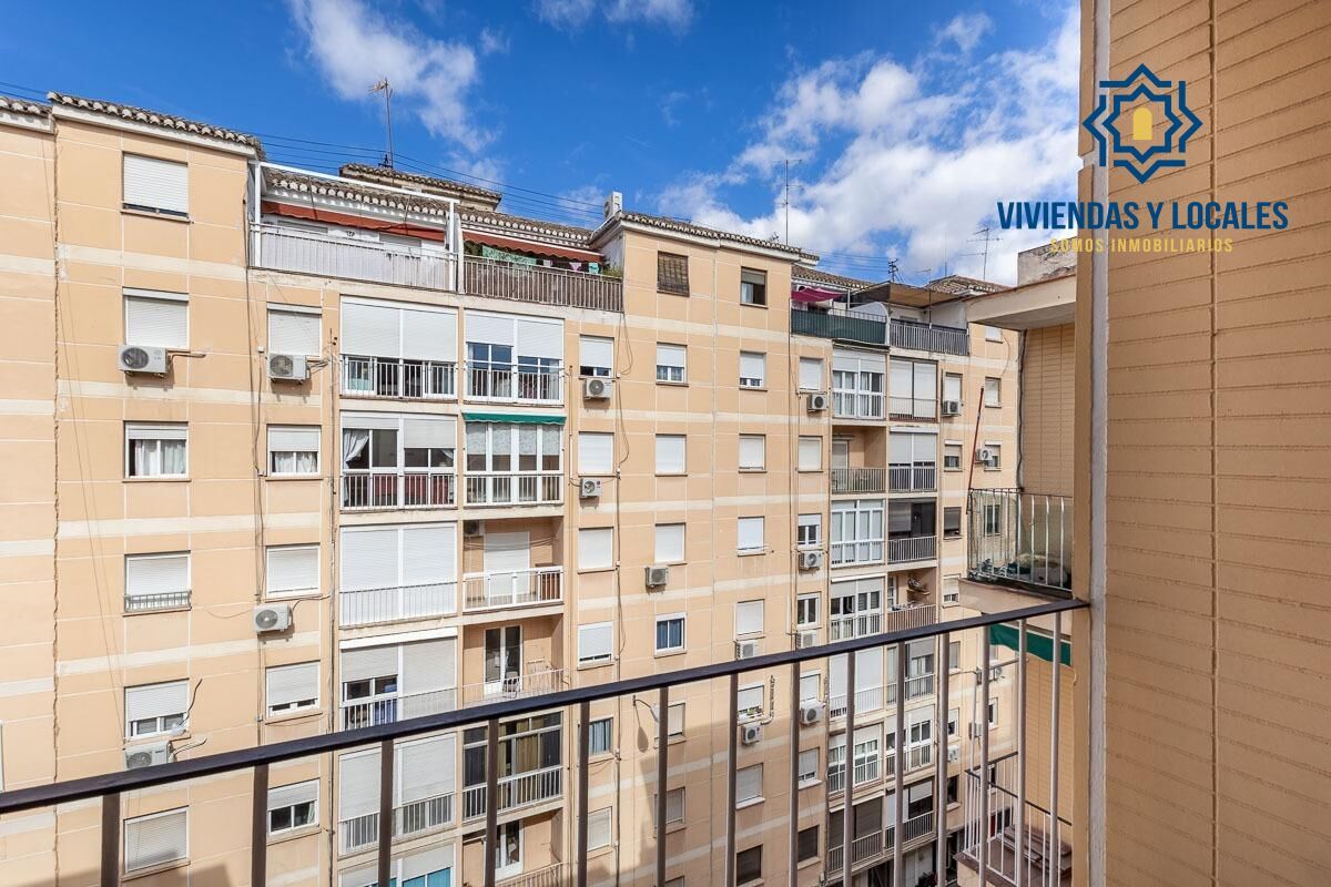 Vista exterior de Pis en venda en  Granada Capital amb Aire condicionat, Terrassa i Balcó