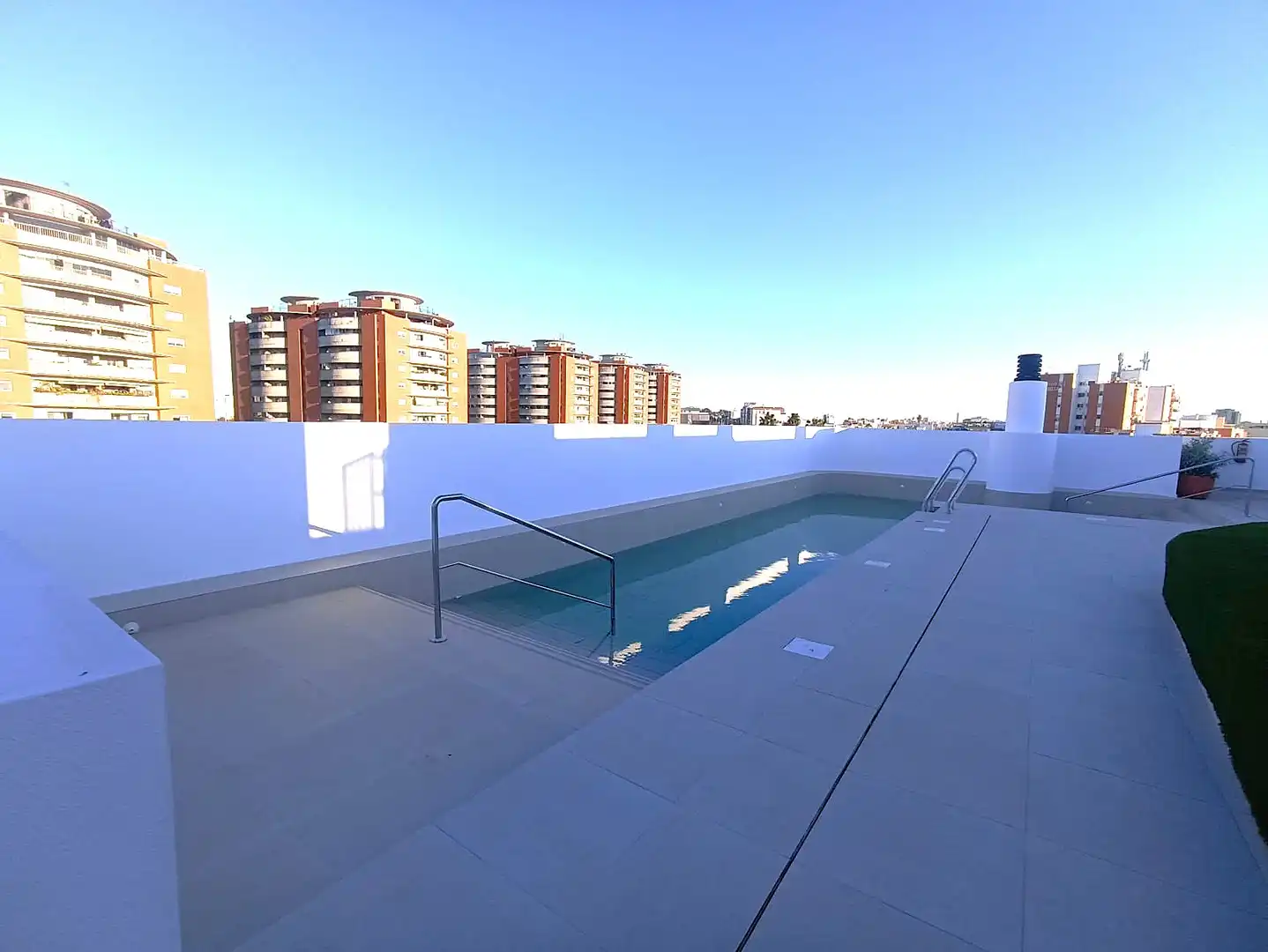 Schwimmbecken von Wohnung zur Miete in Sevilla mit Klimaanlage, Terrasse und Abstellraum