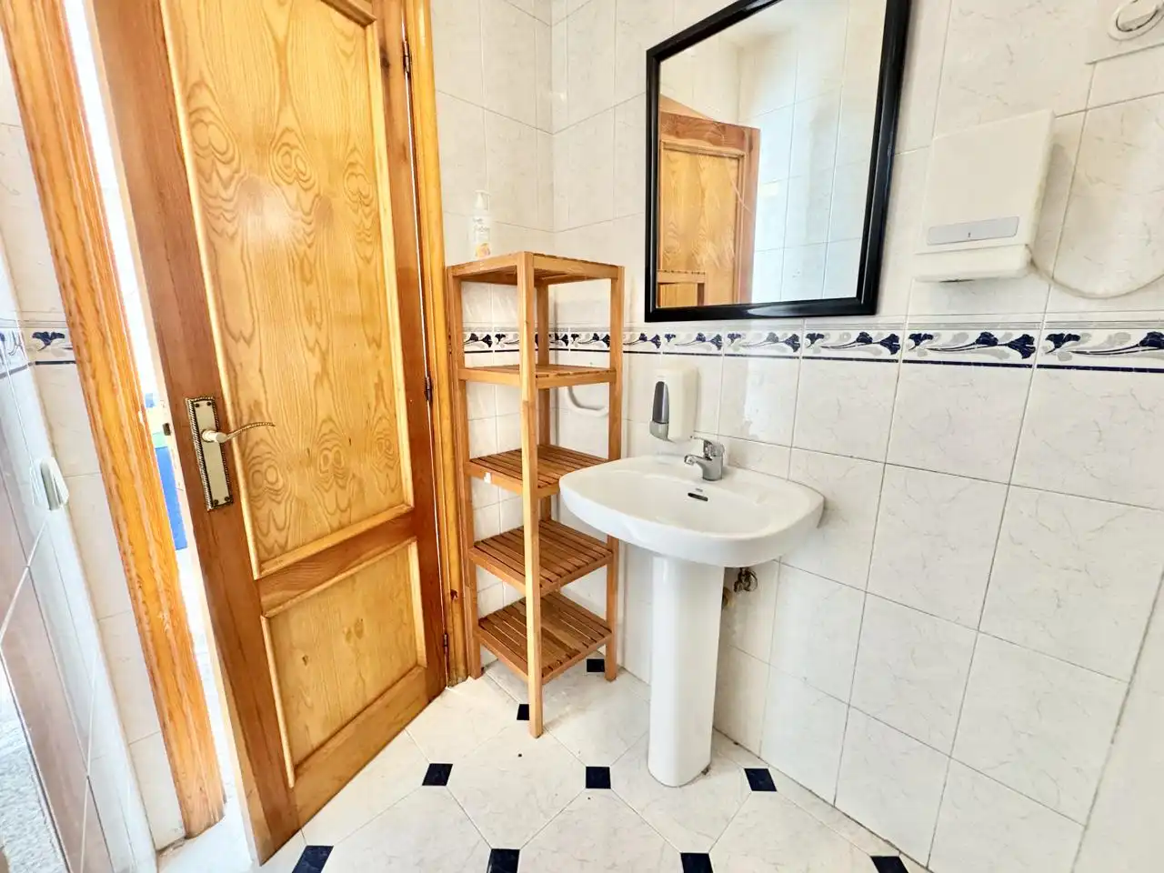 Baño de Local en venta en Maello con Aire acondicionado