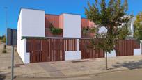 Exterior view of Single-family semi-detached for sale in Cáceres Capital  with Air Conditioner, Heating and Private garden