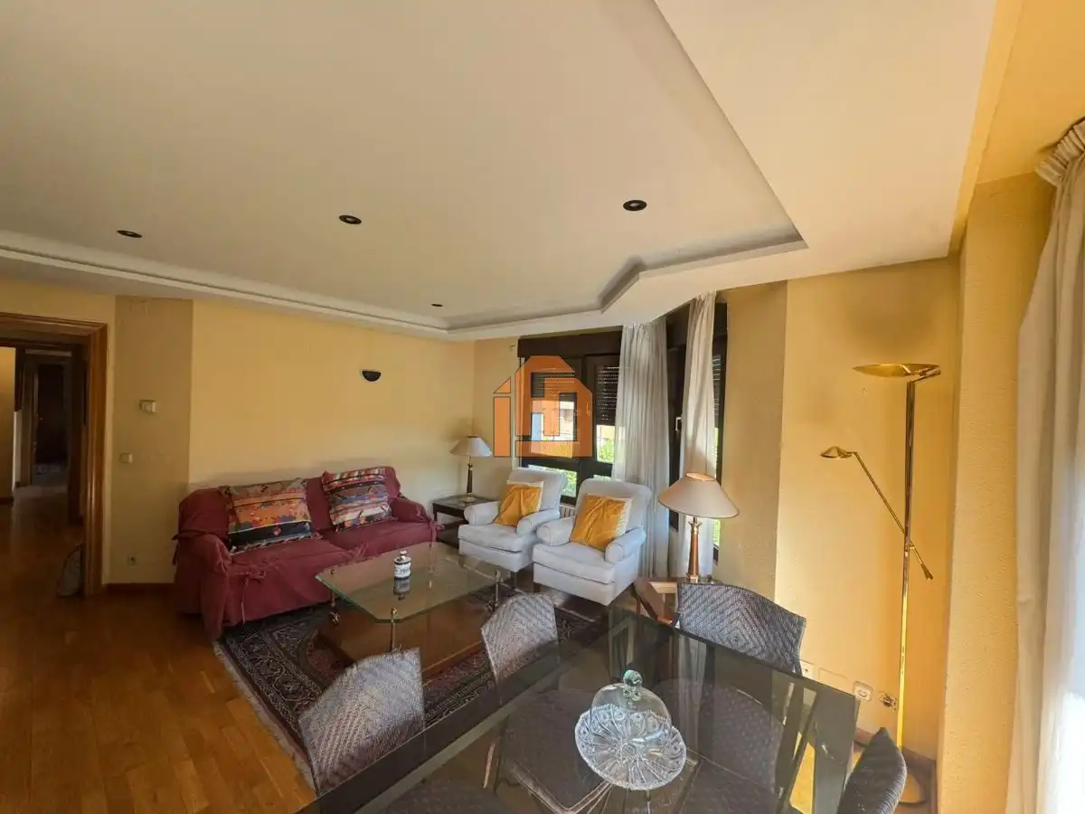 Sala de estar de Piso de alquiler en León Capital  con Calefacción, Parquet y Terraza