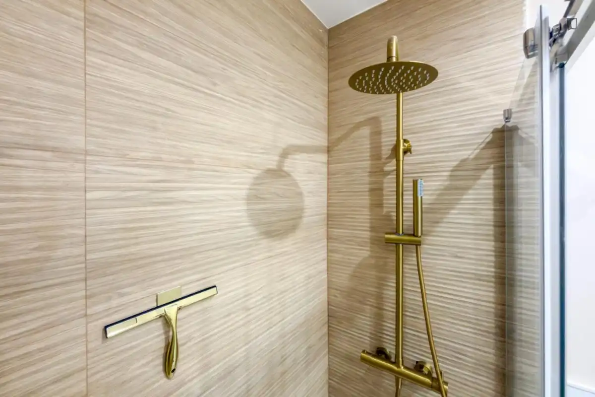 Bany de Apartament de lloguer en Barcelona amb Aire condicionat, Calefacció i Moblat