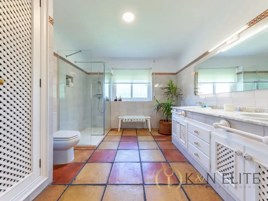 Bany de Casa o xalet en venda en Alicante / Alacant amb Aire condicionat, Jardí privat i Terrassa
