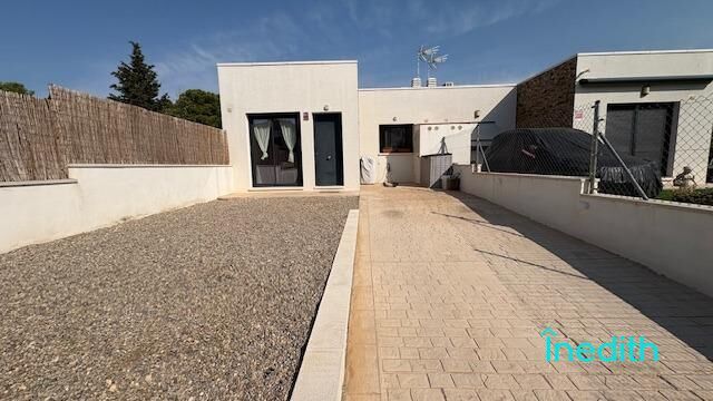 Vista exterior de Casa adosada en venda en Cunit amb Aire condicionat, Calefacció i Jardí privat