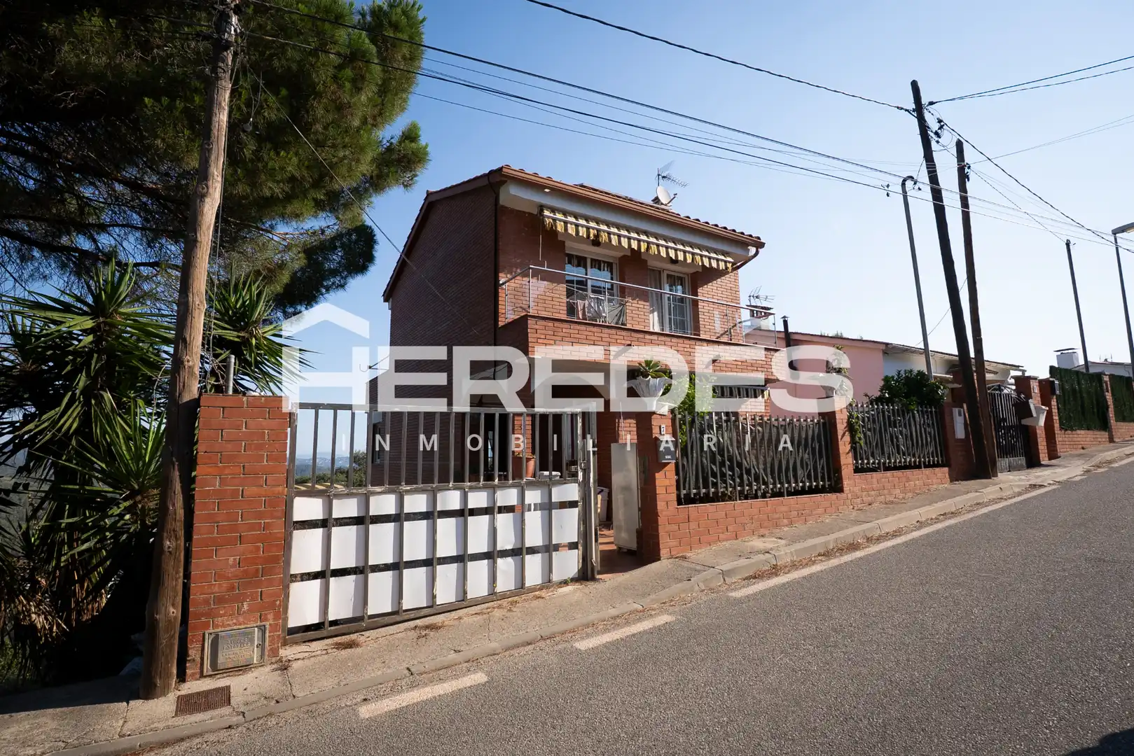 Vista exterior de Casa o chalet en venta en Torrelles de Llobregat con Calefacción, Jardín privado y Terraza