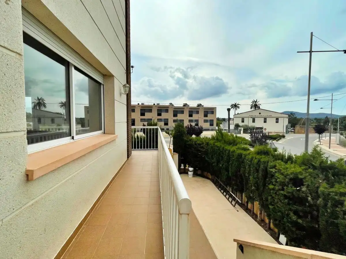 Vista exterior de Casa o xalet en venda en Santa Bàrbara amb Terrassa