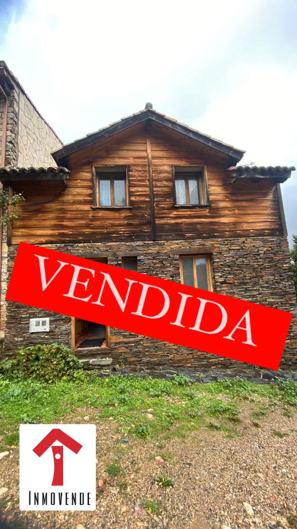 Vista exterior de Casa adosada en venda en Tamajón amb Moblat