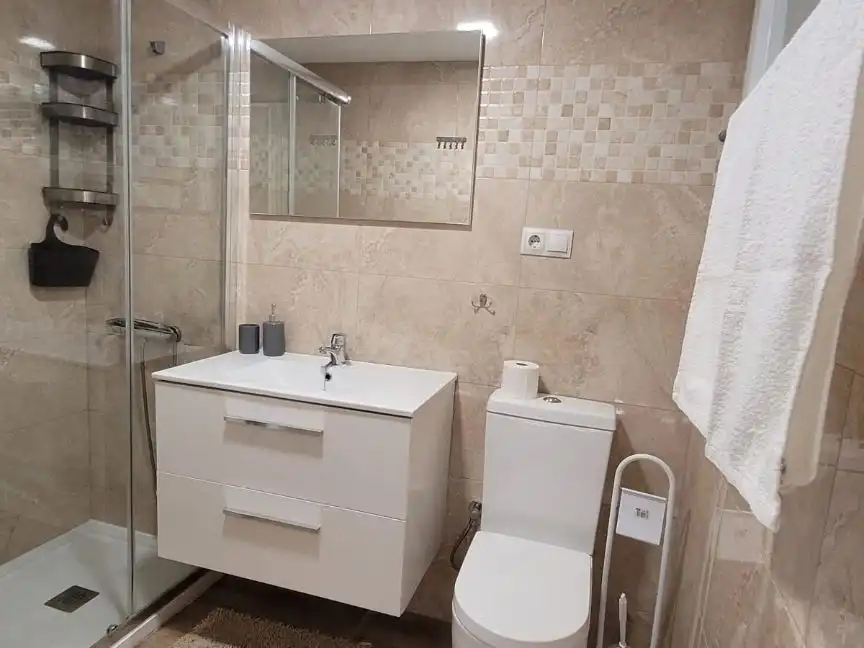 Badezimmer von Wohnung zur Miete in Roquetas de Mar mit Klimaanlage, Terrasse und Balkon