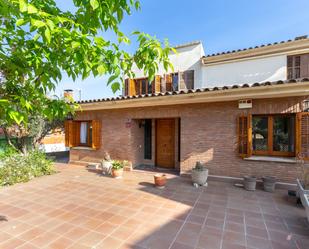 Vista exterior de Casa o xalet en venda en Sant Just Desvern amb Calefacció, Terrassa i Piscina