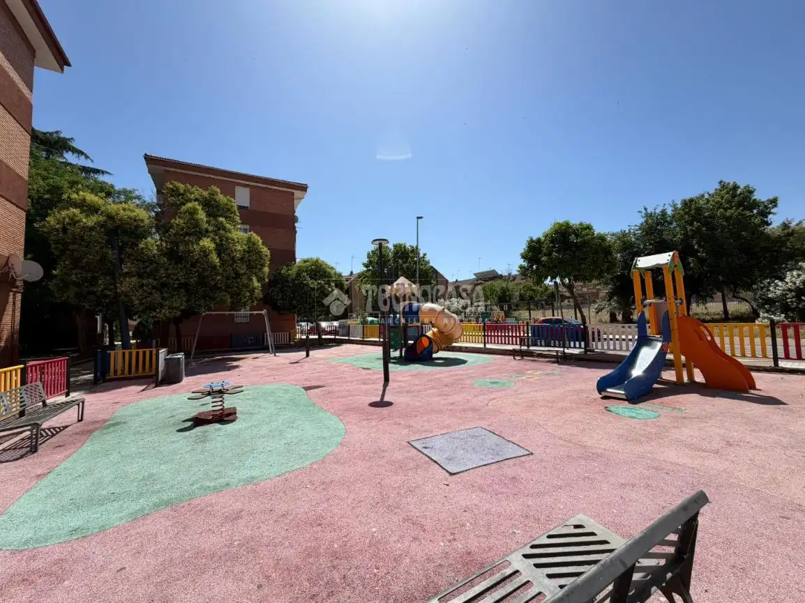 Vista exterior de Piso en venta en Linares con Balcón